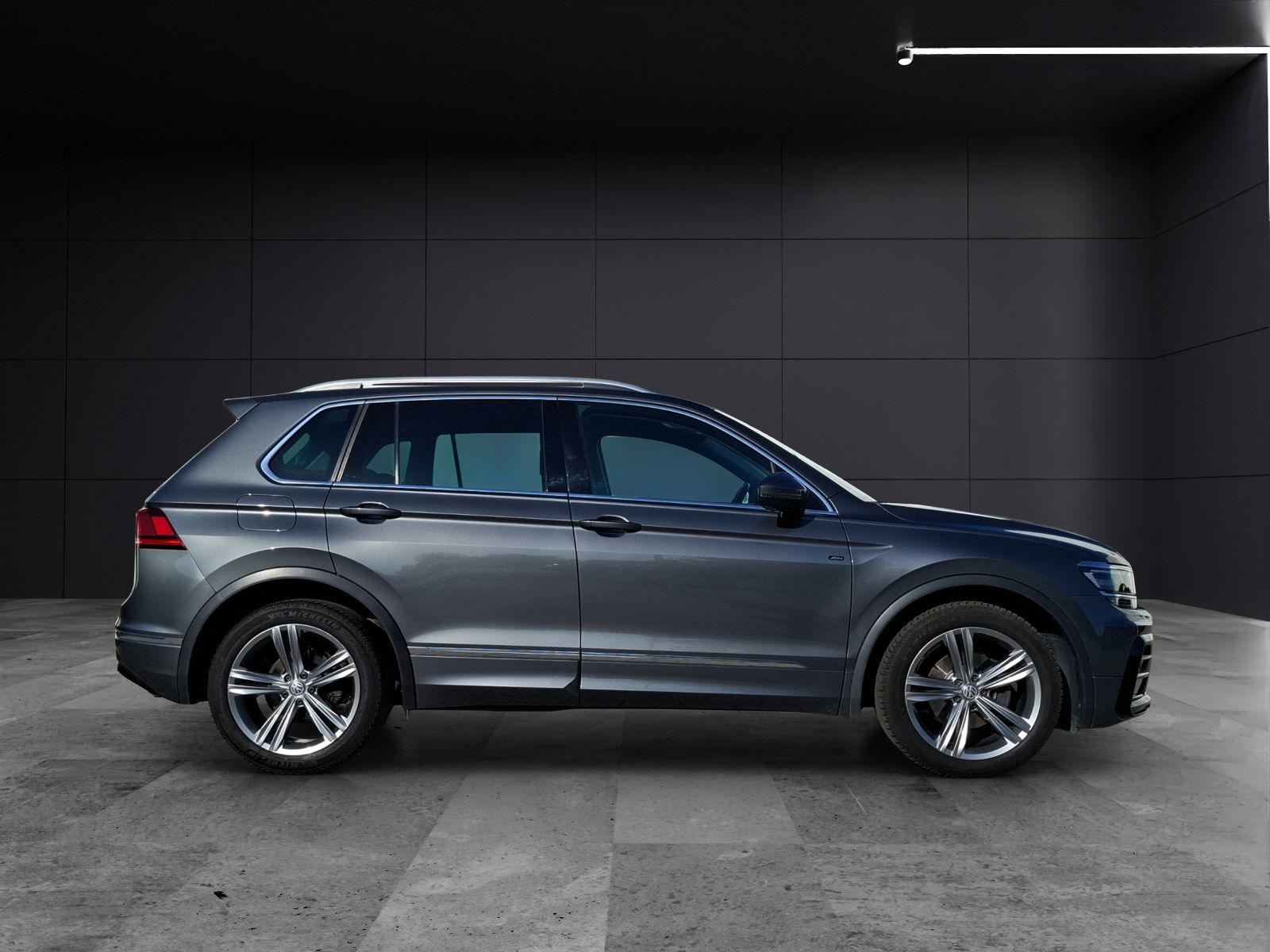 Fahrzeugabbildung Volkswagen Tiguan TSI Join LED AHK Navi HUD ACC PDC SH 19"