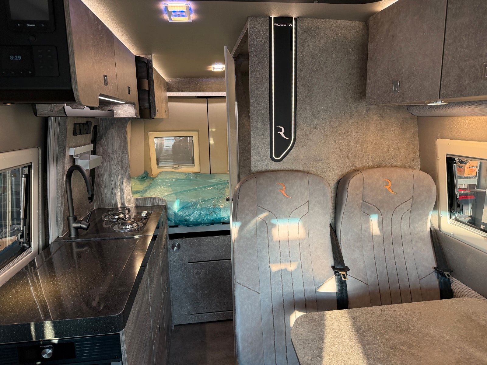 Fahrzeugabbildung Robeta Adonis - Luxus Campervan mit Aufstelldach