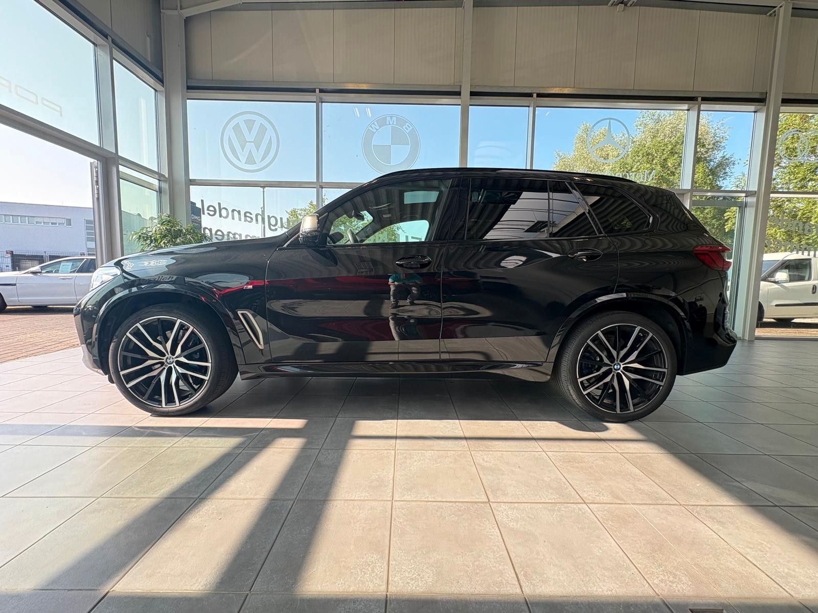 Fahrzeugabbildung BMW X5  M50D,SKYLOU;22,LASER,HUD,PANO;
