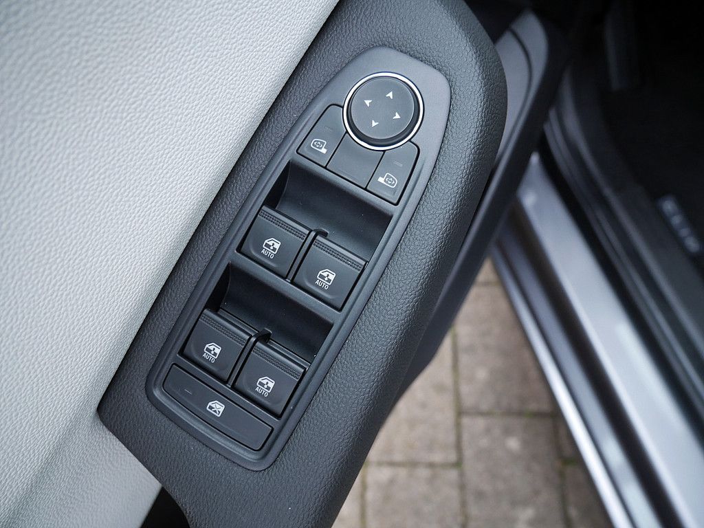 Fahrzeugabbildung Renault Clio Techno TCe 140 PDC SHZ KAMERA NAVI LED