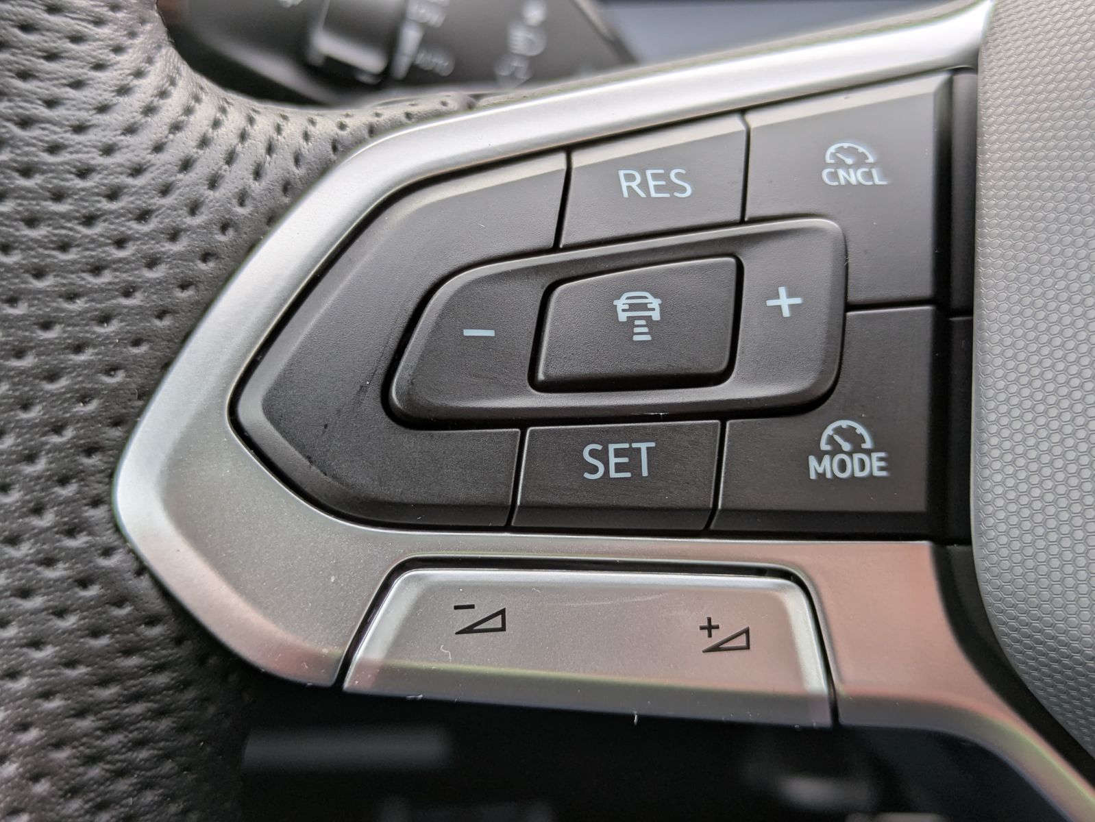 Fahrzeugabbildung Volkswagen Tayron 2.0 TDI 4M R-Line 7Si*MATRIX*AHK*PANO*HUD