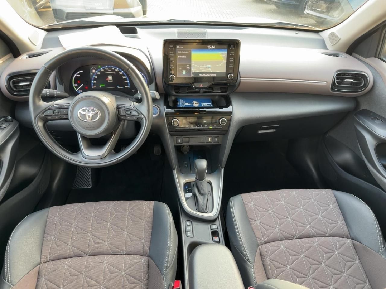 Fahrzeugabbildung Toyota Yaris Cross 1,5 Hybrid Elegant*NAVI *PDC *Pano*