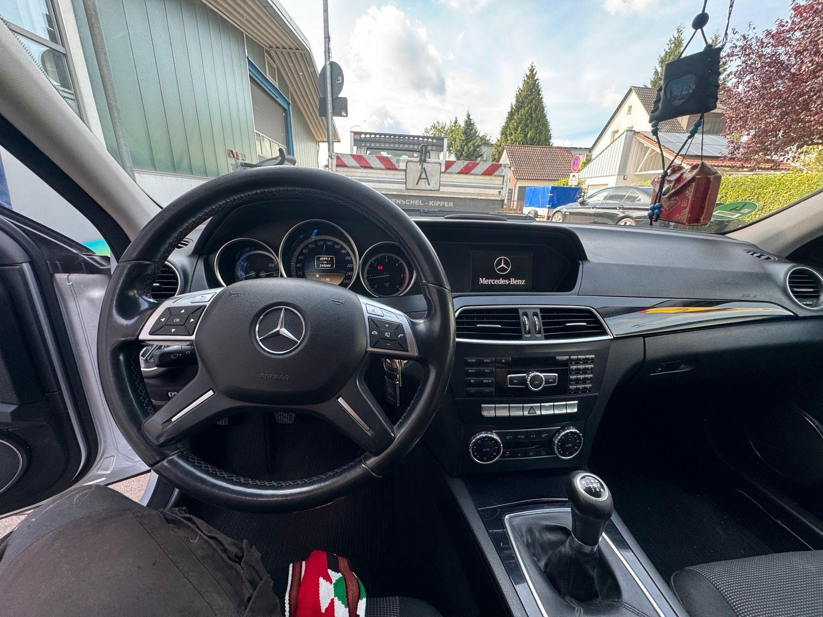 Mercedes-Benz C220 2011 — photo 12