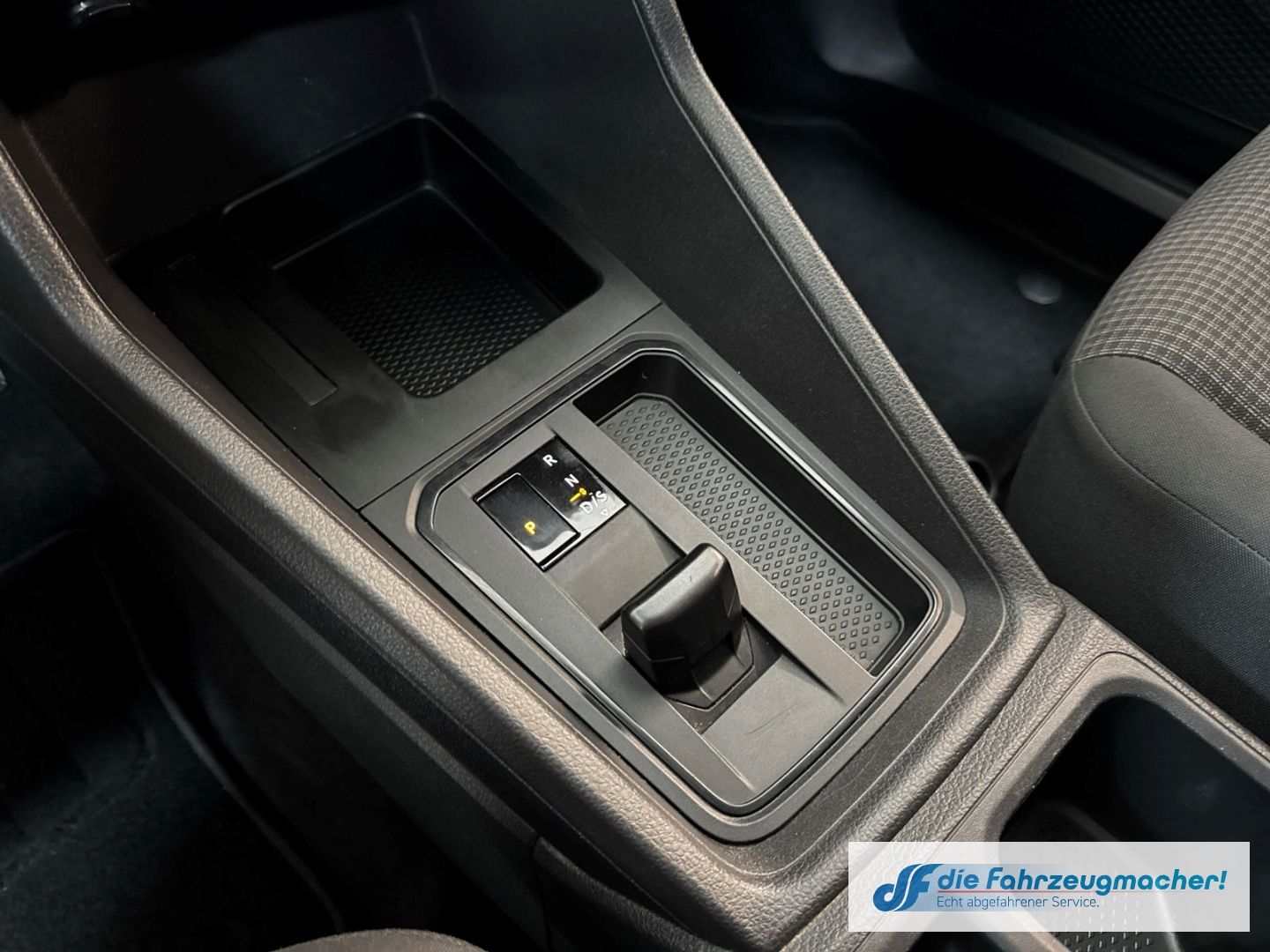 Fahrzeugabbildung Volkswagen Caddy Cargo Maxi DSG AHK 25tkm Temp PDCv+h El. P
