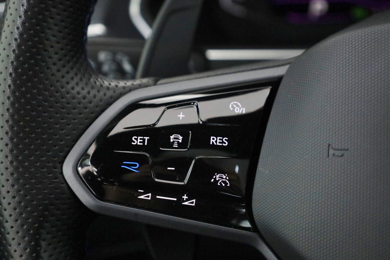 Fahrzeugabbildung Volkswagen Tiguan R 4M Leder,Navi,LED,PanDach,Harman/K,Memo
