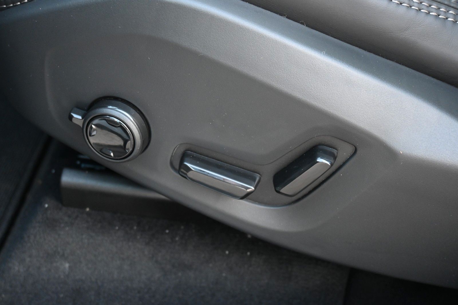 Fahrzeugabbildung Volvo XC60 B4 D AWD Ultimate Dark*STDHZG*360°*LUFT*ACC