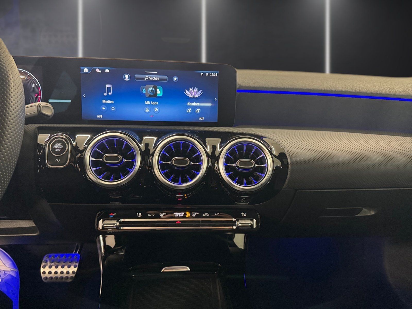 Fahrzeugabbildung Mercedes-Benz A 200 AMG Line *Panorama*LED*Kamera*CarPlay*18"*