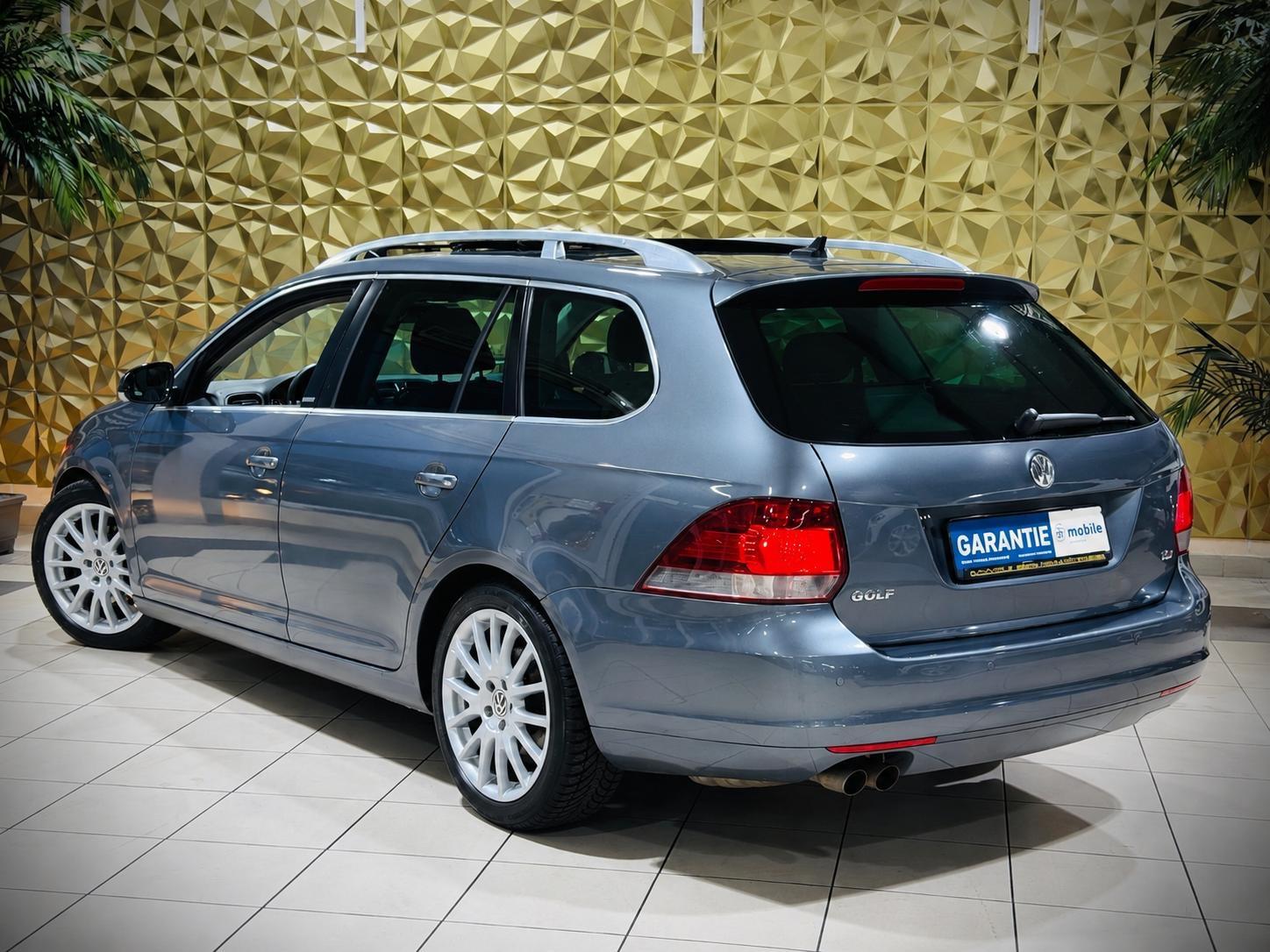 Volkswagen Golf 2011 — interior