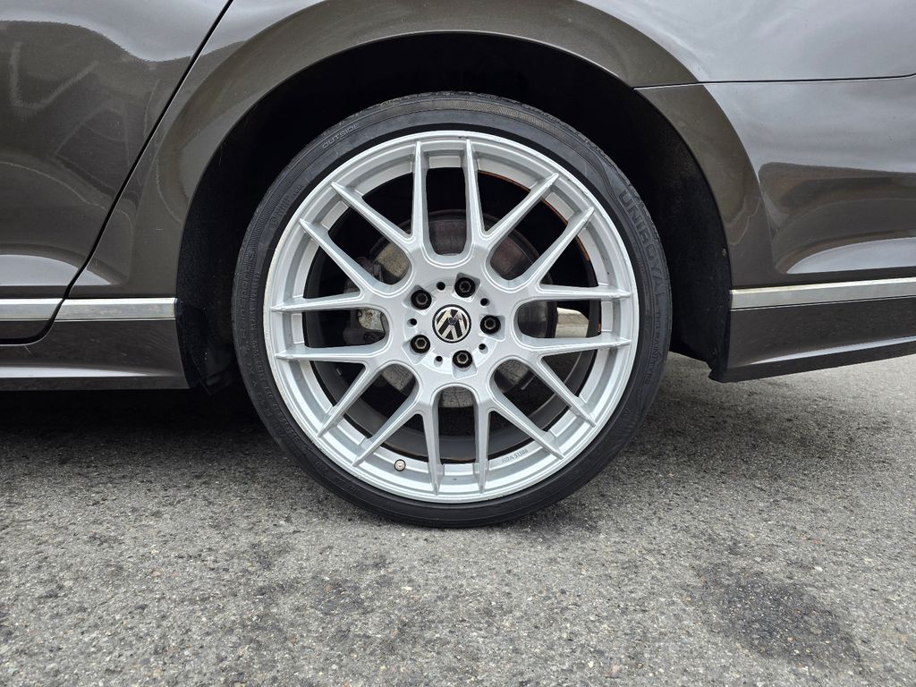 VW Passat Variant R-Line 2.0TDI 150PS DSG Pano DAB VW Passat Variant R-Line 2.0TDI 150PS DSG Pano DAB