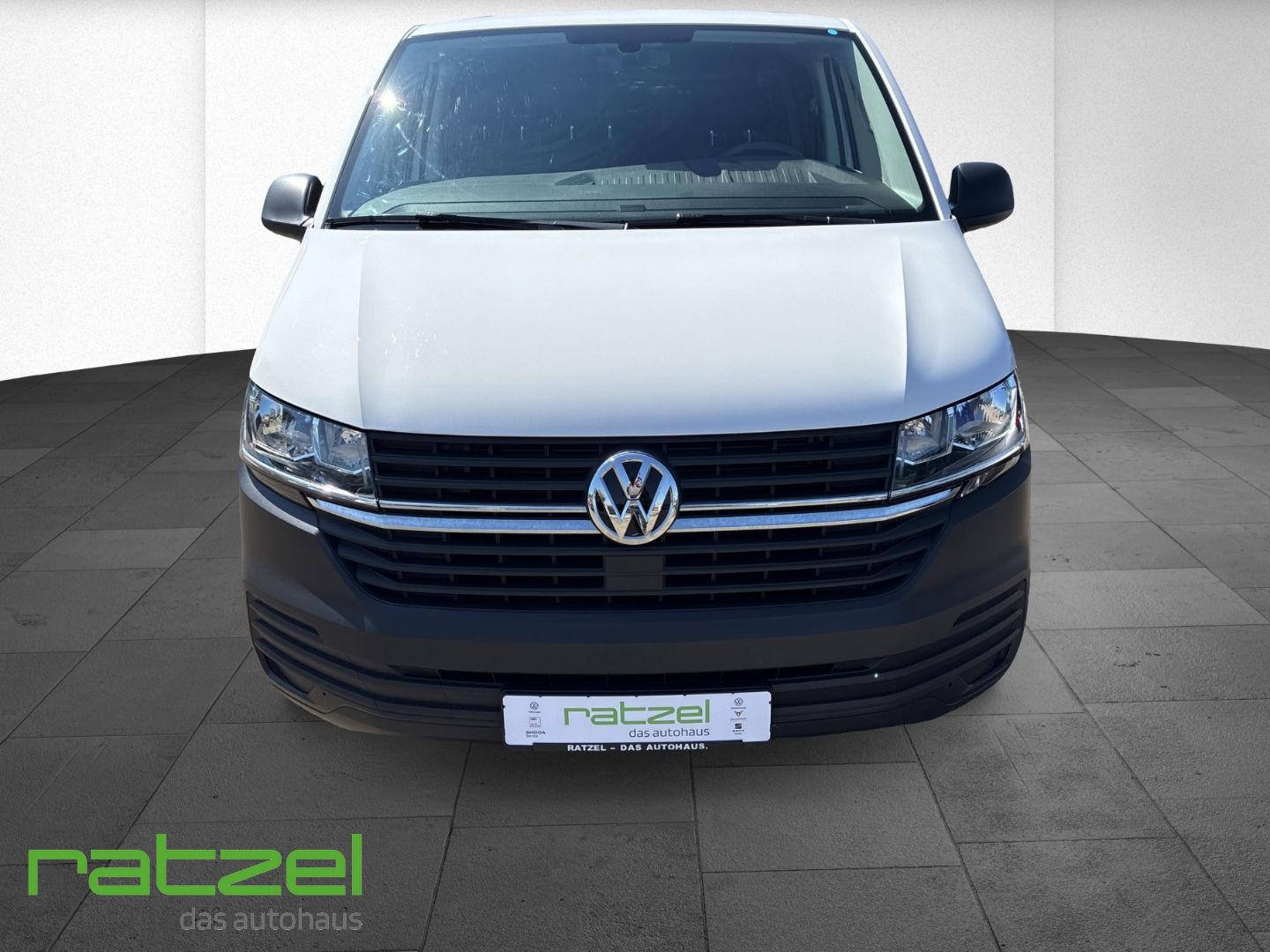 Fahrzeugabbildung Volkswagen Transporter Kombi KR 2.0 TDI 9-Sitzer AHK DAB SH