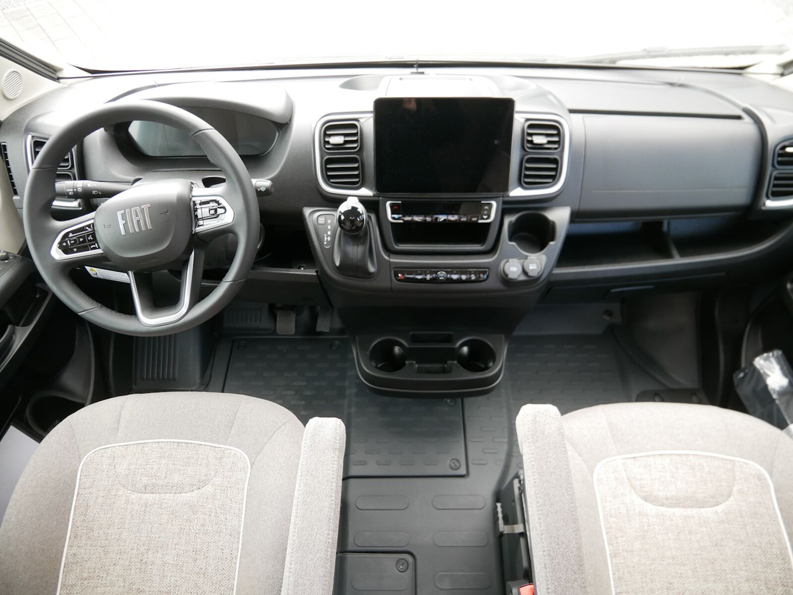 Fahrzeugabbildung Malibu Van first class - two rooms 640 LE RB D6E,Navi