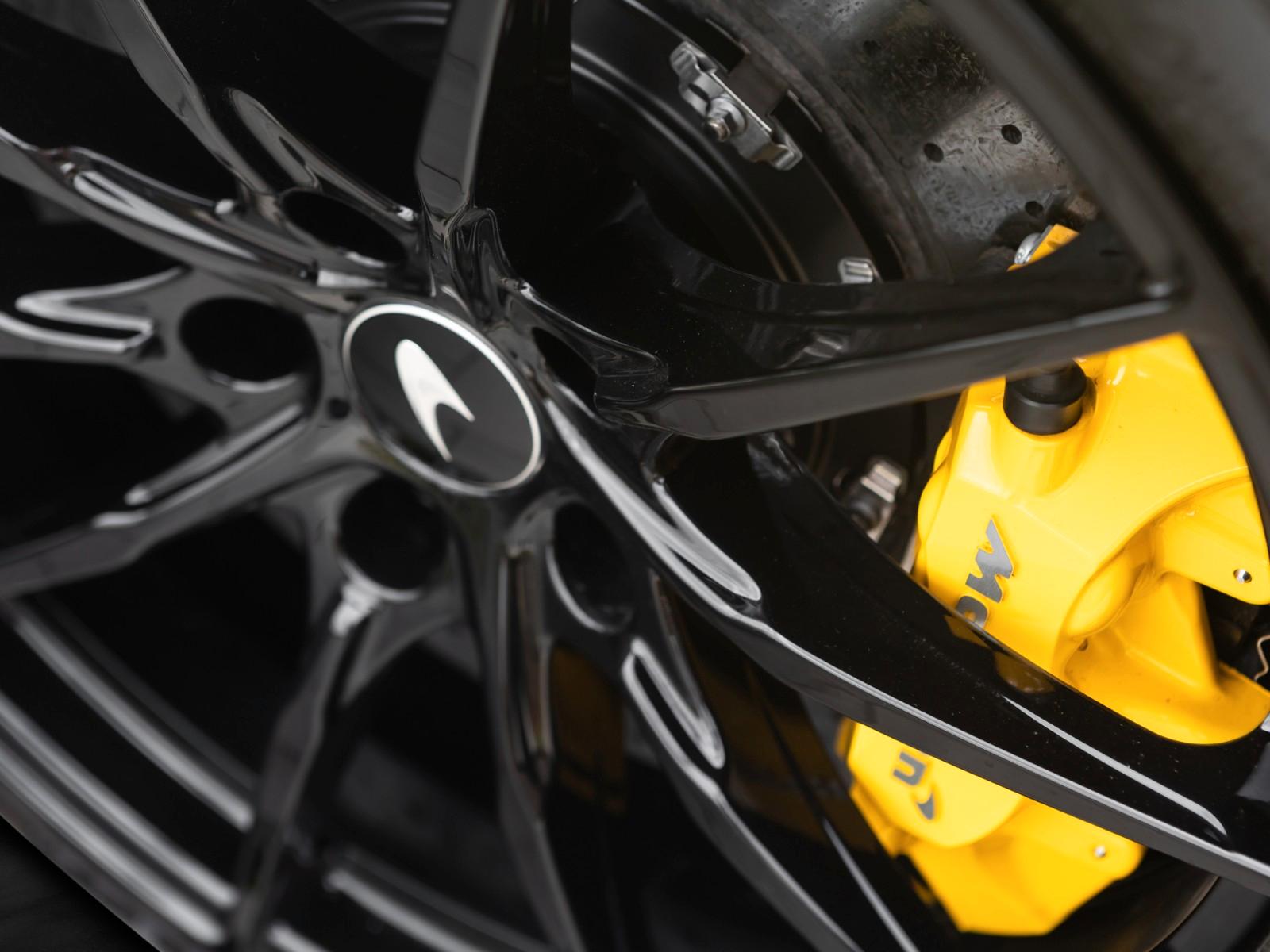 McLaren 600LT Coupé I Sicilian Yellow | MSO Roof Scoop