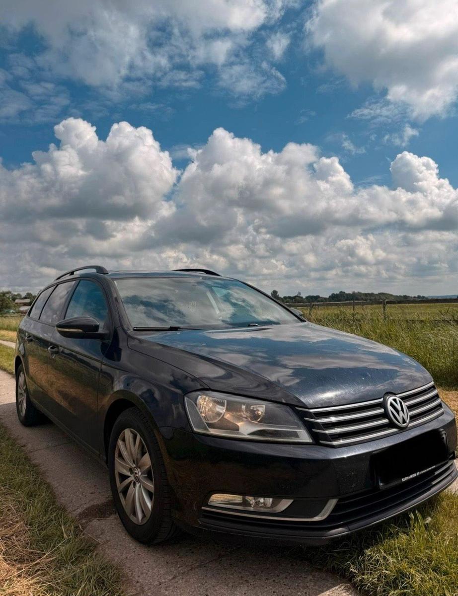 Volkswagen Passat 2013 — rear view
