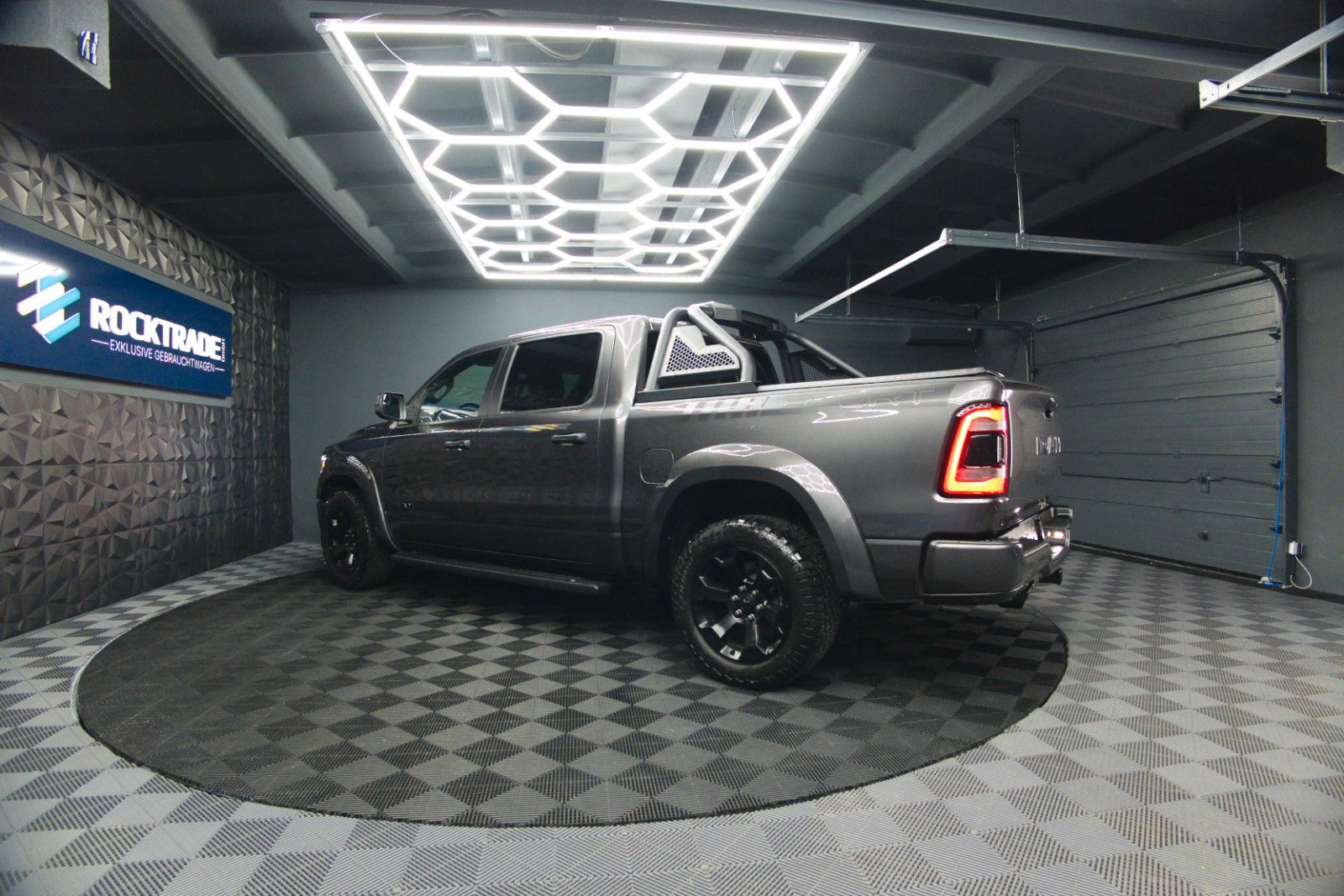 Fahrzeugabbildung Dodge RAM 5.7 V8 HEMI 4x4 OFFROAD Night-Paket *LED*
