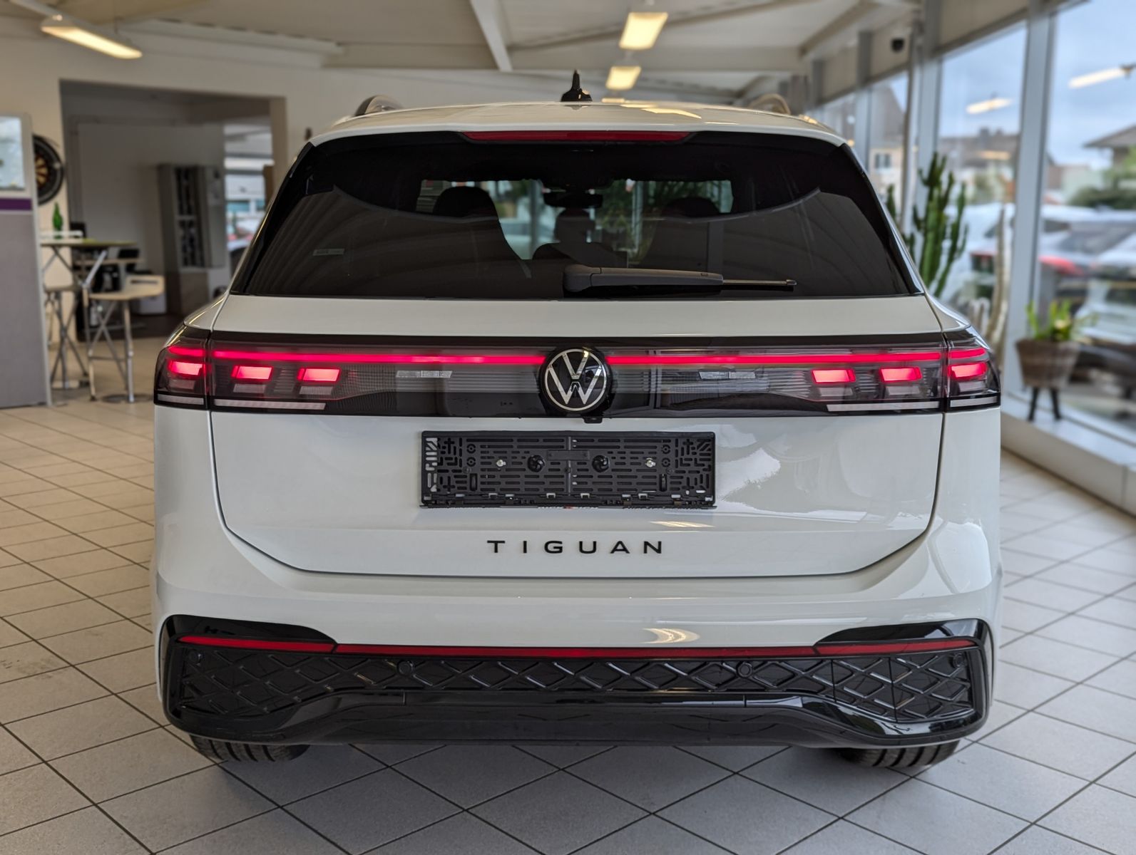 VW Tiguan 2.0TDI R-Line 4M Pano Black AHK Matrix 20 - Image 6
