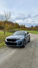 BMW iX1 xDrive30, M-Sportpaket - graue BMW iX1