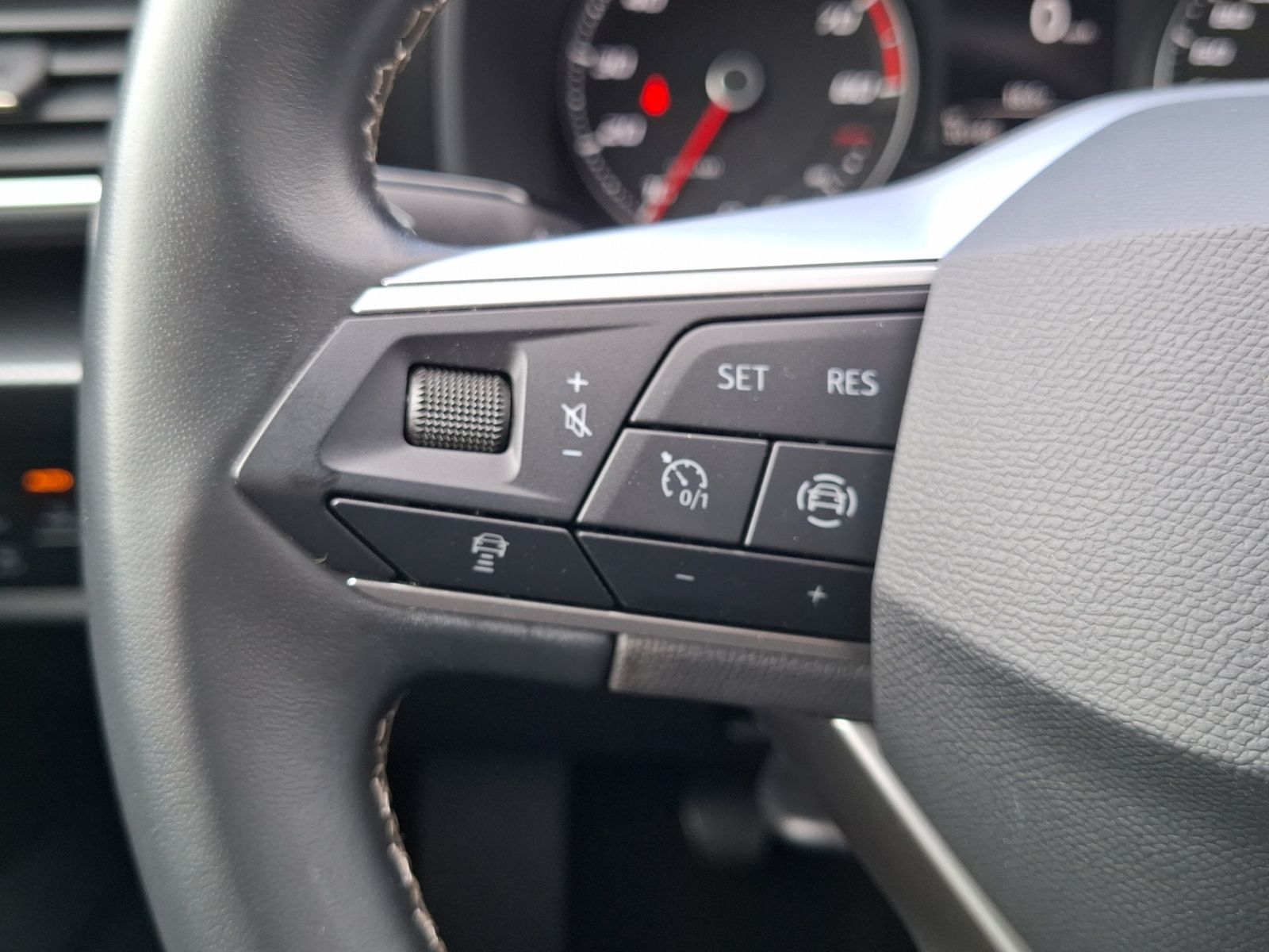 Fahrzeugabbildung SEAT Leon TSI Style LED CarPlay ACC RFK SH
