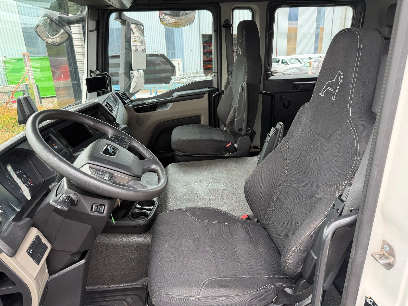 Fahrzeugabbildung MAN TGL 12.250 4x2 BB DoKa LBW 6 Sitze 2 AHK 2 Rollo