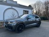Volkswagen Touareg 3.0 V6 TDI 210kW R-Line, IQ Light, Pano - VW Touareg Gebrauchtwagen in Frankfurt