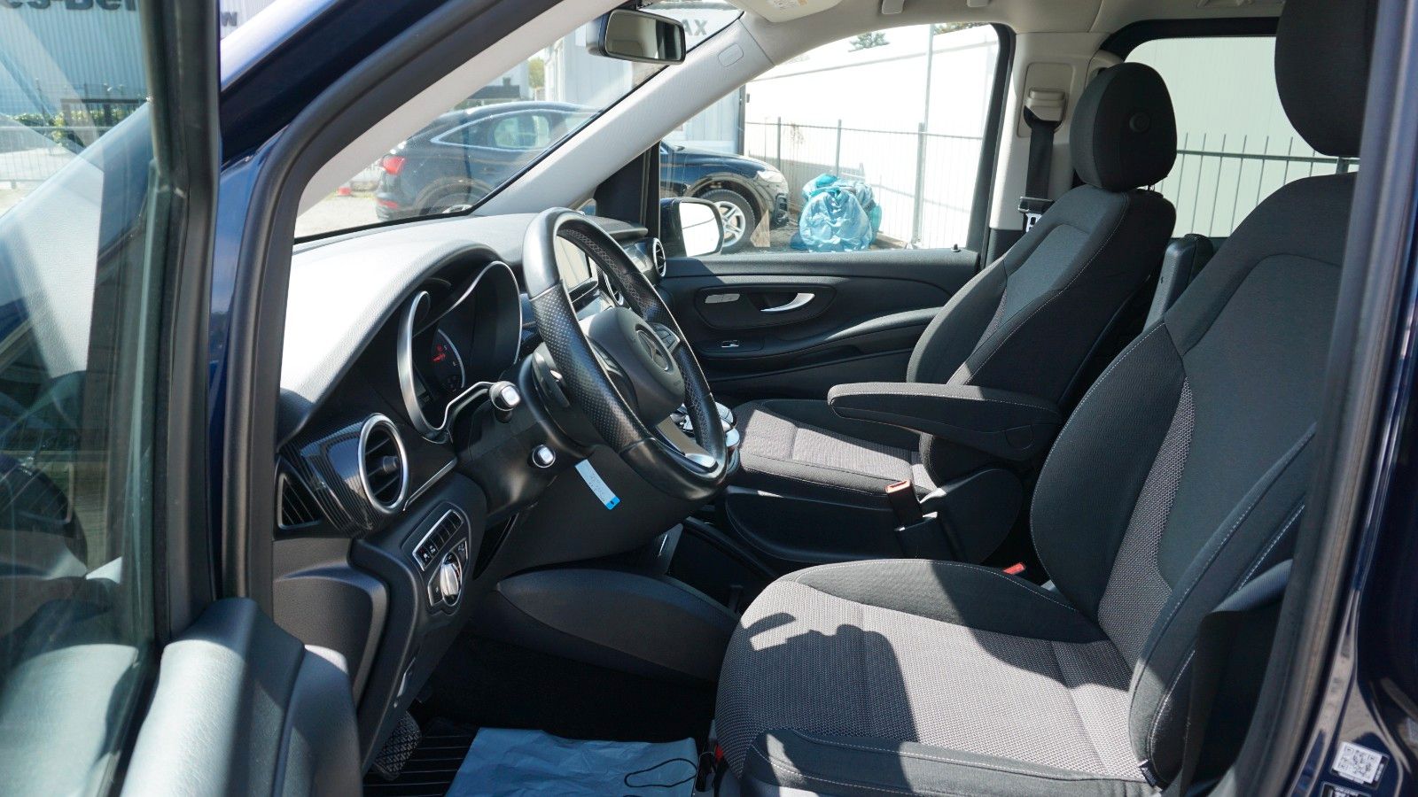 Fahrzeugabbildung Mercedes-Benz V 220d EDITION lang  7 Sitze,Navi,AHK,SR+WR
