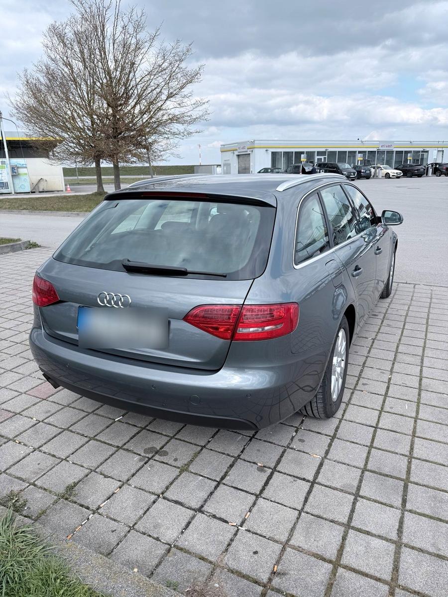 Audi A4 2011 — салон