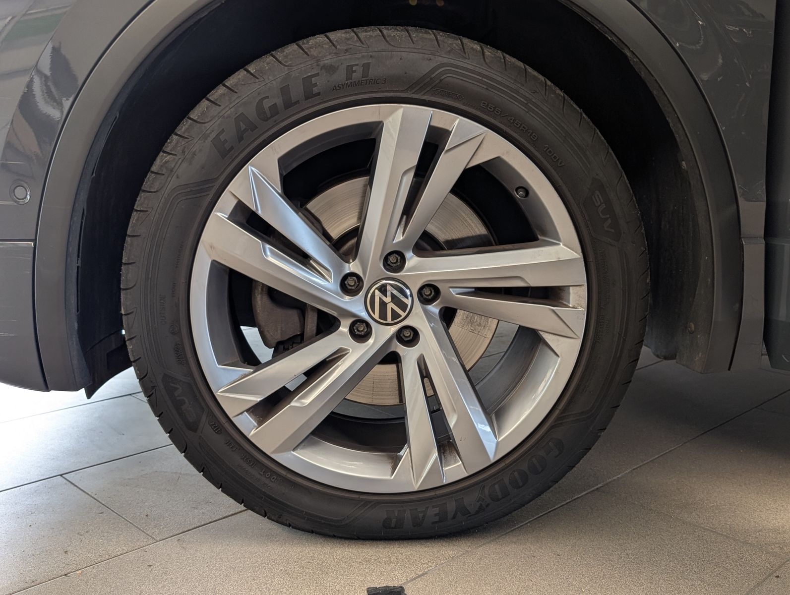 Fahrzeugabbildung Volkswagen Tiguan 2.0TSI R-Line 4M ACC HUD Cam StHz AHK 19"