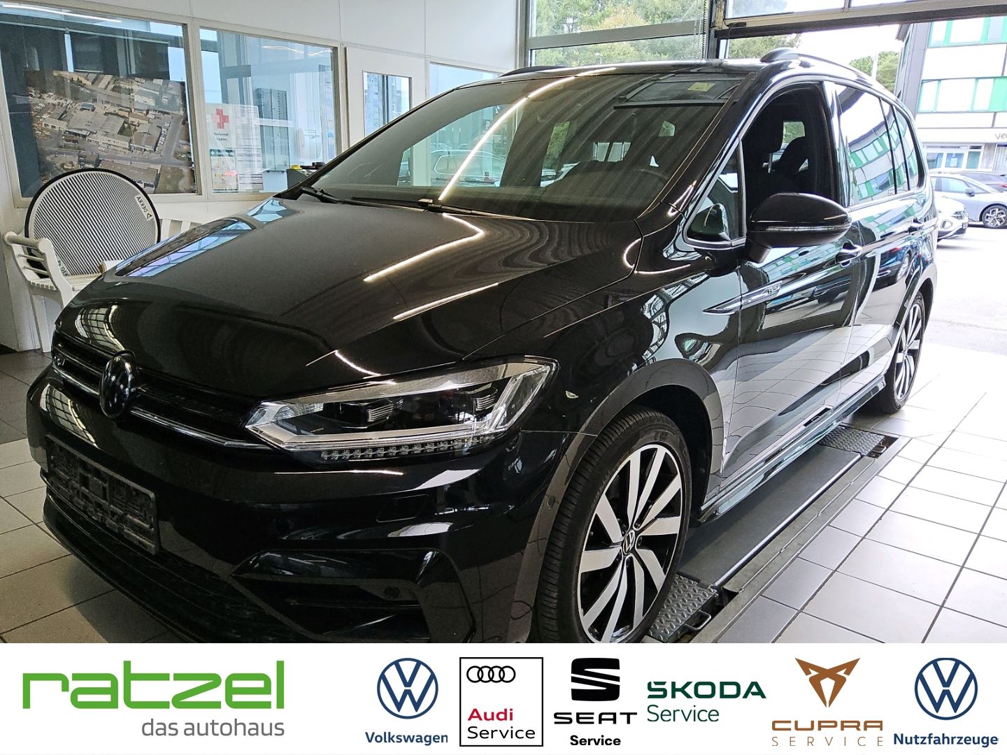 Fahrzeugabbildung Volkswagen Touran Highline 1.5 TSI DSG R-Line Navi LED AHK