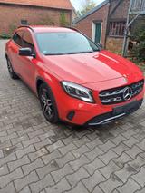 Mercedes-Benz GLA 180  - rote Mercedes-Benz GLA 180
