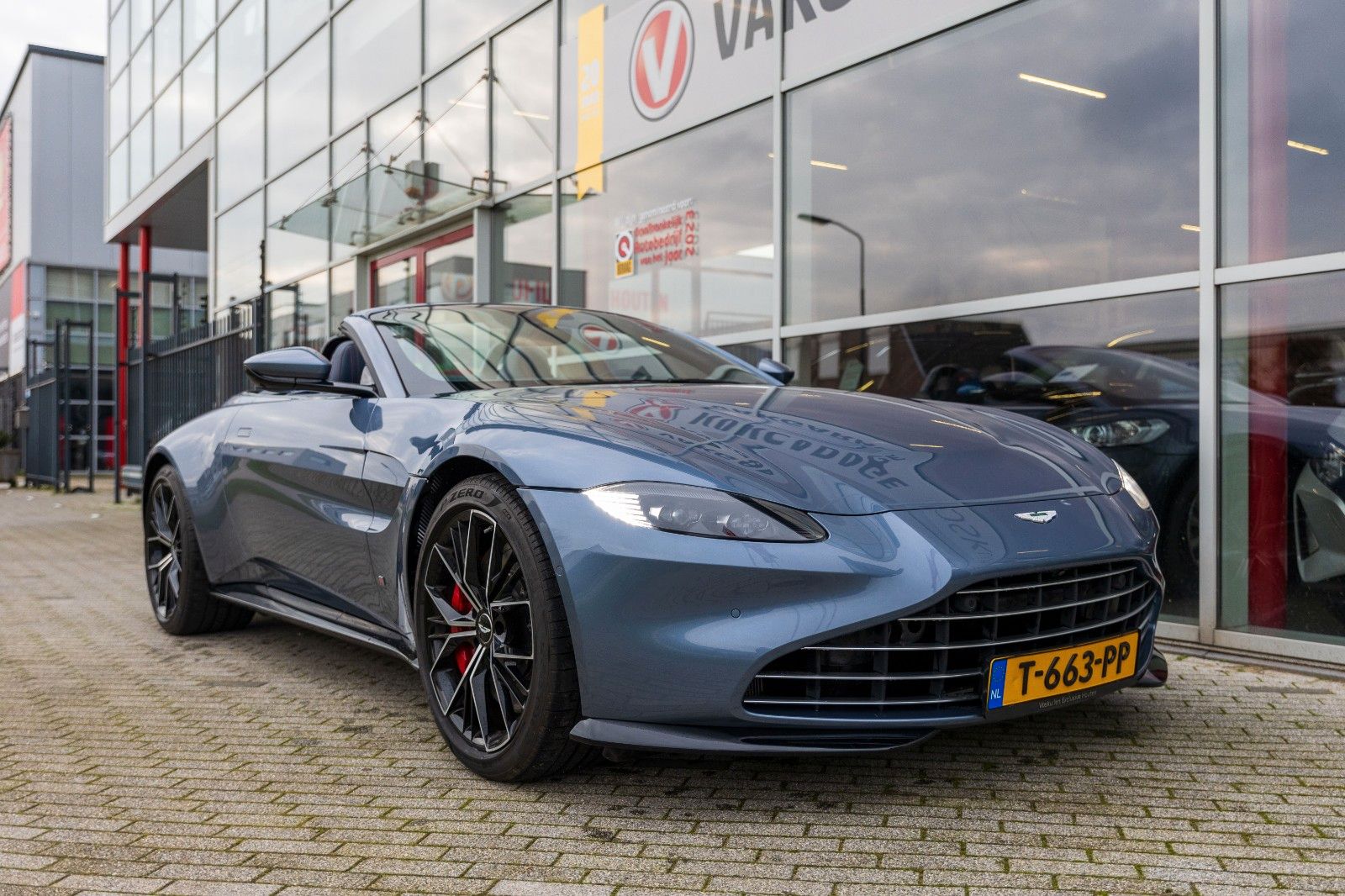 ASTON MARTIN V8 Vantage