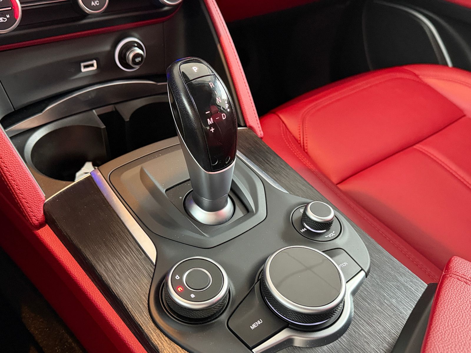 Fahrzeugabbildung Alfa Romeo Stelvio Super Q4/BI-XENON/PDC/AUTOMATIK/SPURHALT
