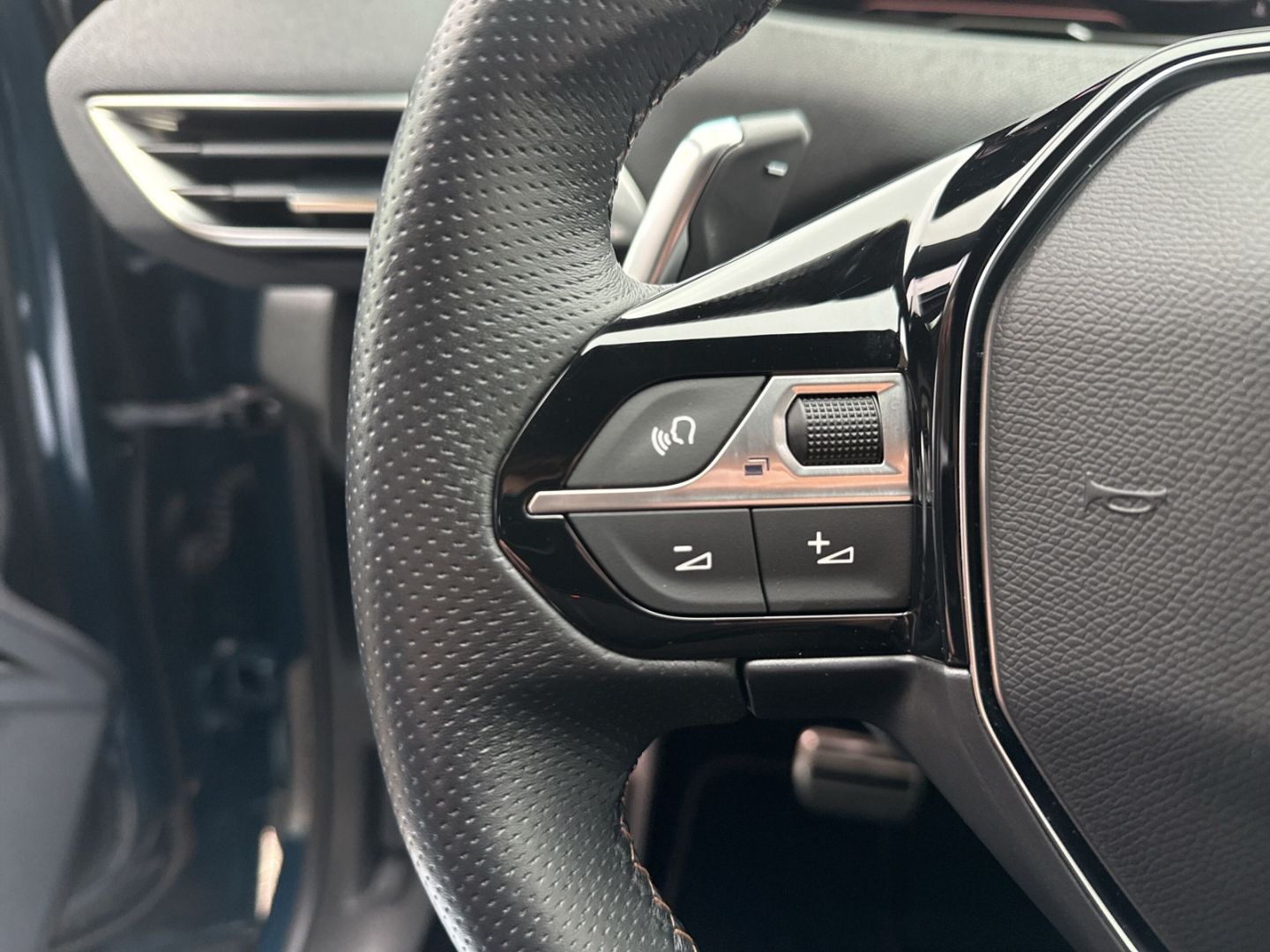 Fahrzeugabbildung Peugeot 3008 Hybrid 136 GT Navi Digitales Cockpit LED AC