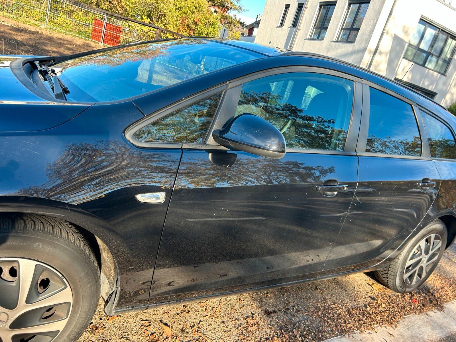 Opel Astra 2011 — вигляд ззаду