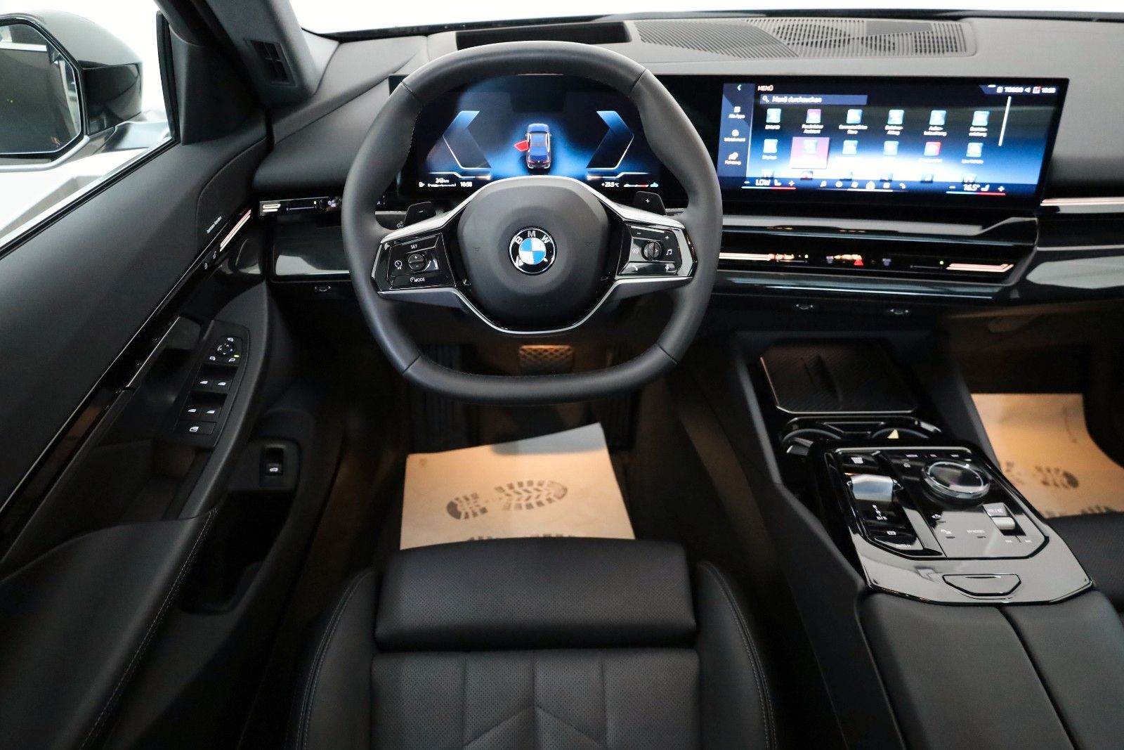 Fahrzeugabbildung BMW 520 d,Travel+Innov. Pak,Panorama,HUD, AHK el,+WR