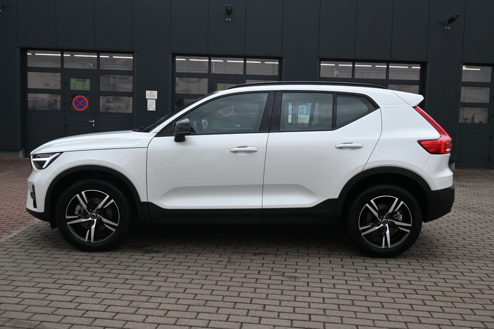 Fahrzeugabbildung Volvo XC40 B3 DKG Plus Dark*FSHZG*H&K*BLIS*ACC