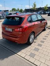BMW 220 Active Tourer 220i Advantage - mit Benzin-Antrieb: Orange, Van