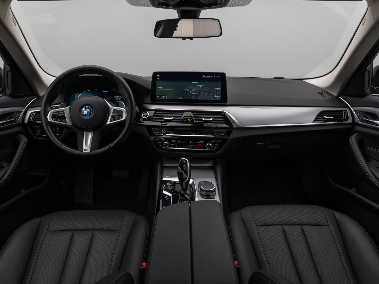 Fahrzeugabbildung BMW 530e Panorama DAB HiFi CockPitPro Alarm PDC LED