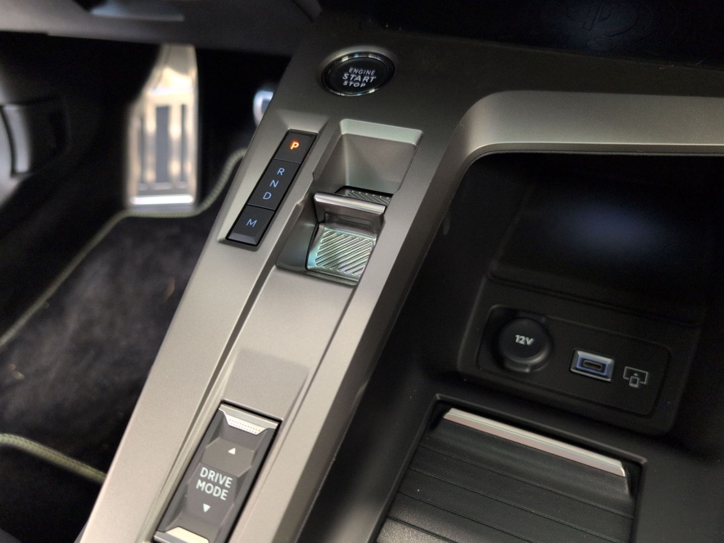 Fahrzeugabbildung Peugeot 408 Hybrid GT 145 e-DSC6 Panorama Navi SHZ
