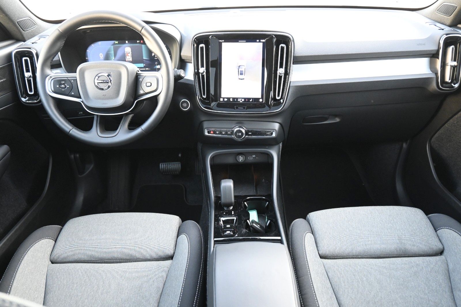 Fahrzeugabbildung Volvo XC40 B3 DKG Plus Dark*360°*PANO*ACC*AHK