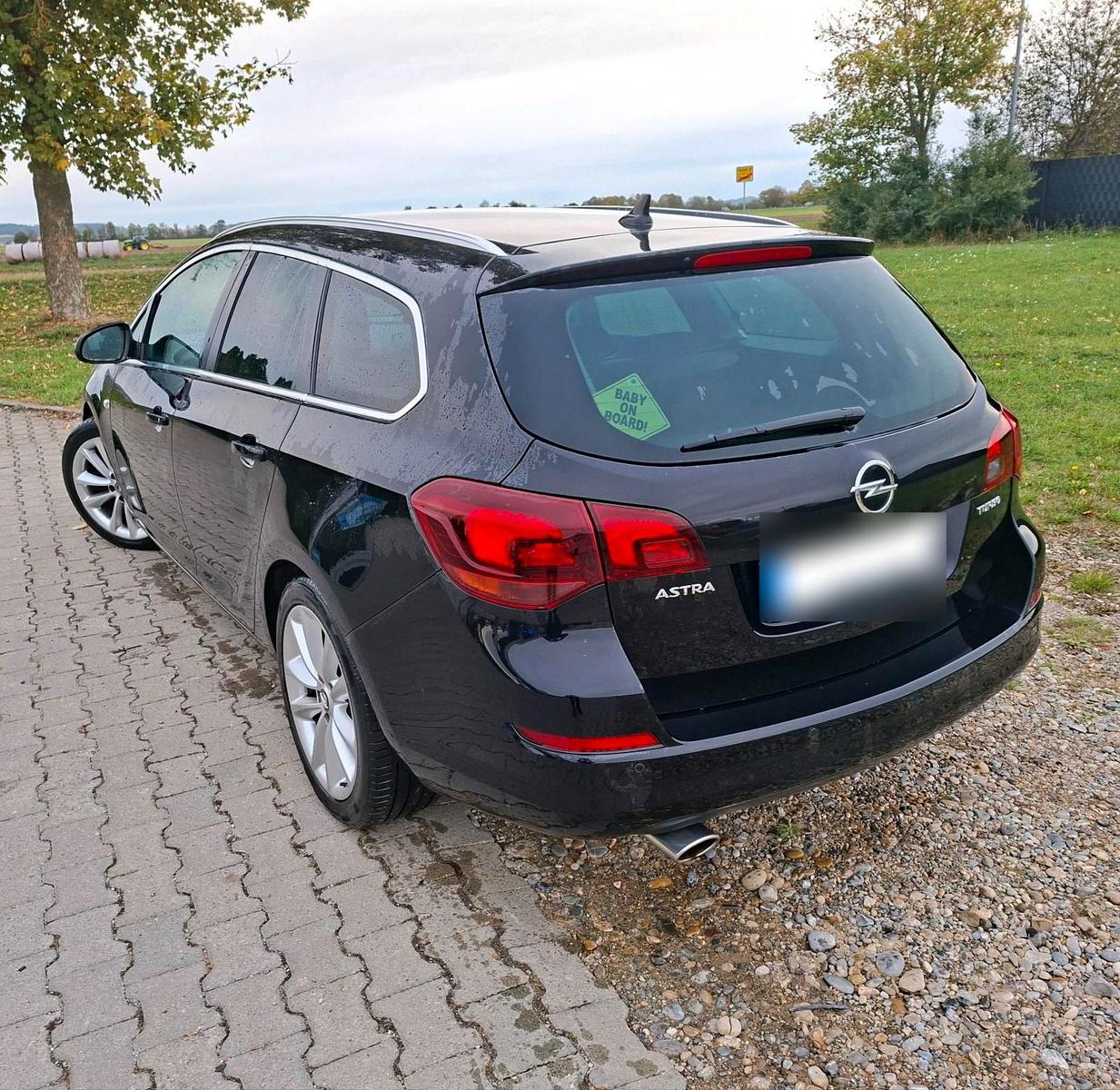 Opel Astra 2011 — photo 11