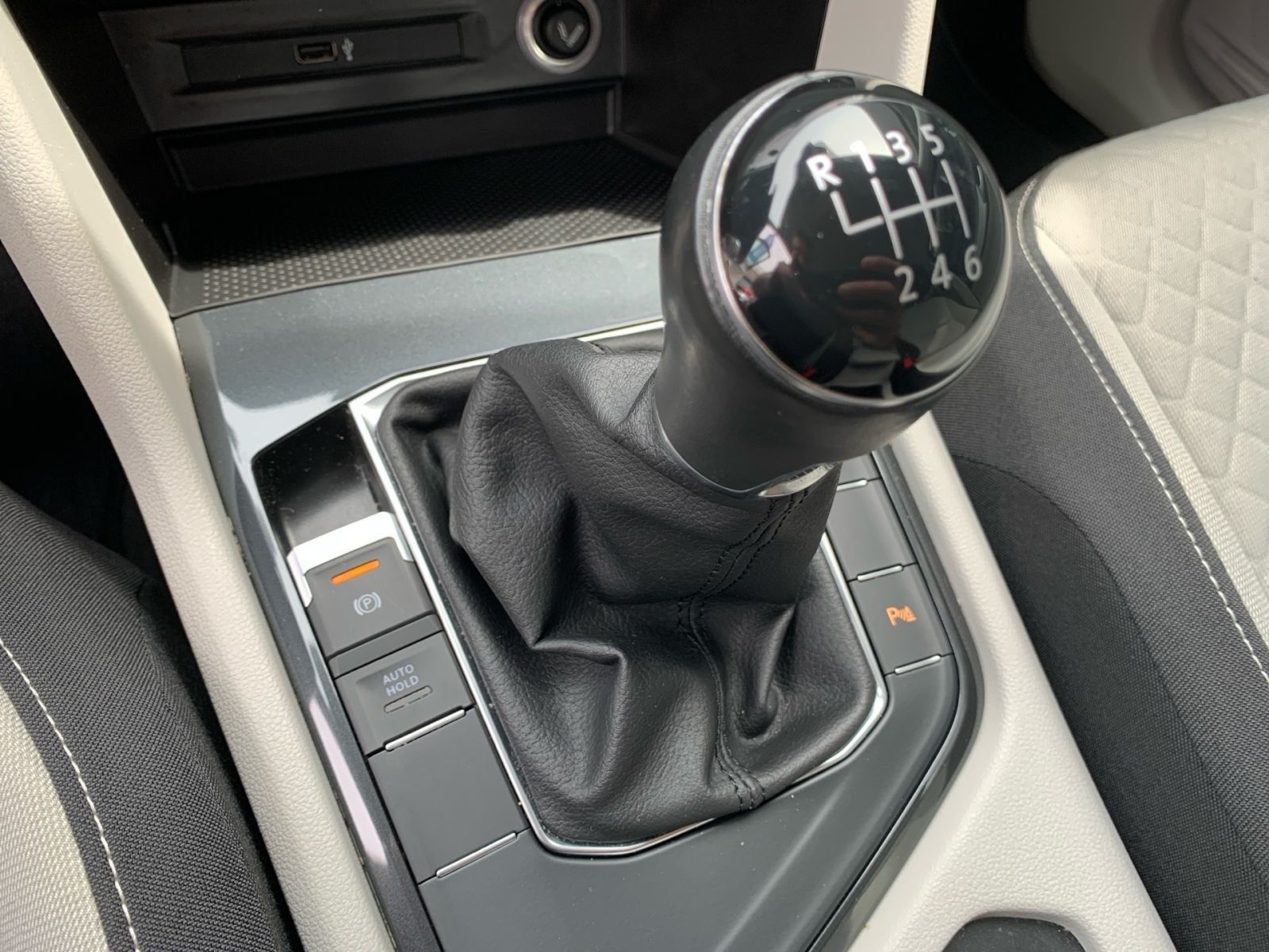 Fahrzeugabbildung Volkswagen Tiguan 1.5 TSI Comfortline BMT AHK Navi