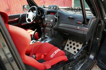 Fahrzeugabbildung Mitsubishi Pajero 3.2 DI-D Rallyeumbau mit Überrollkäfig