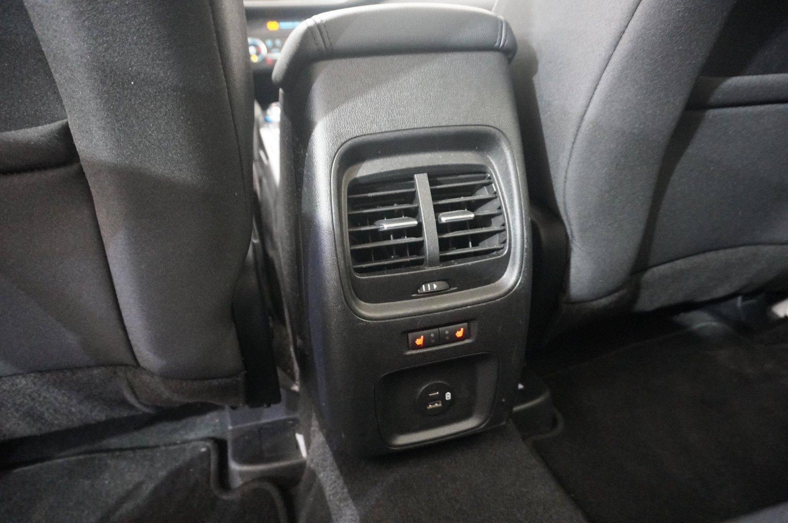 Fahrzeugabbildung Ford Kuga Plug-In Hybrid 2.5 TITANIUM NAVI/LED/SH/DAB