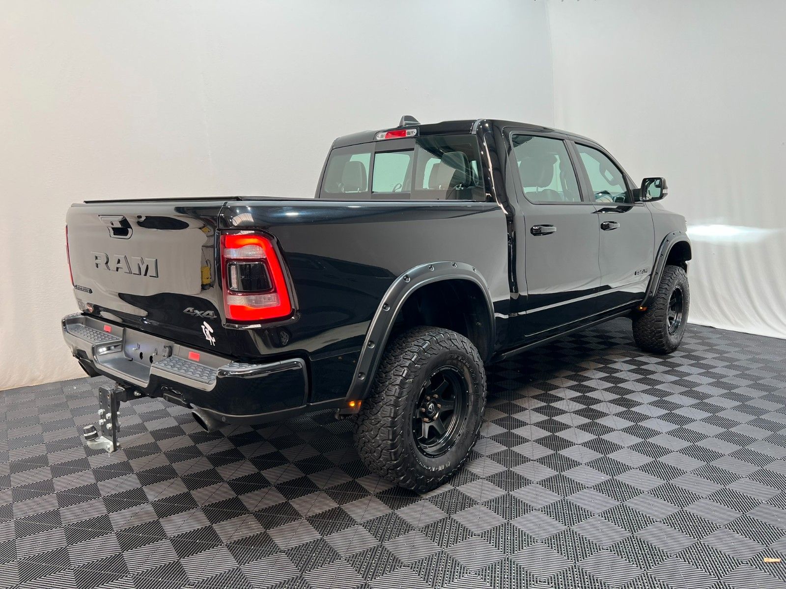 Fahrzeugabbildung Dodge RAM 1500 Laramie Night Crew Cab 4x4 *RTR Umbau*