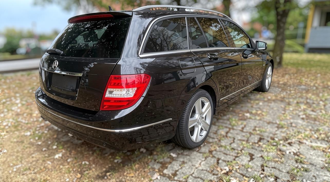 Mercedes-Benz C220 2011 — interior