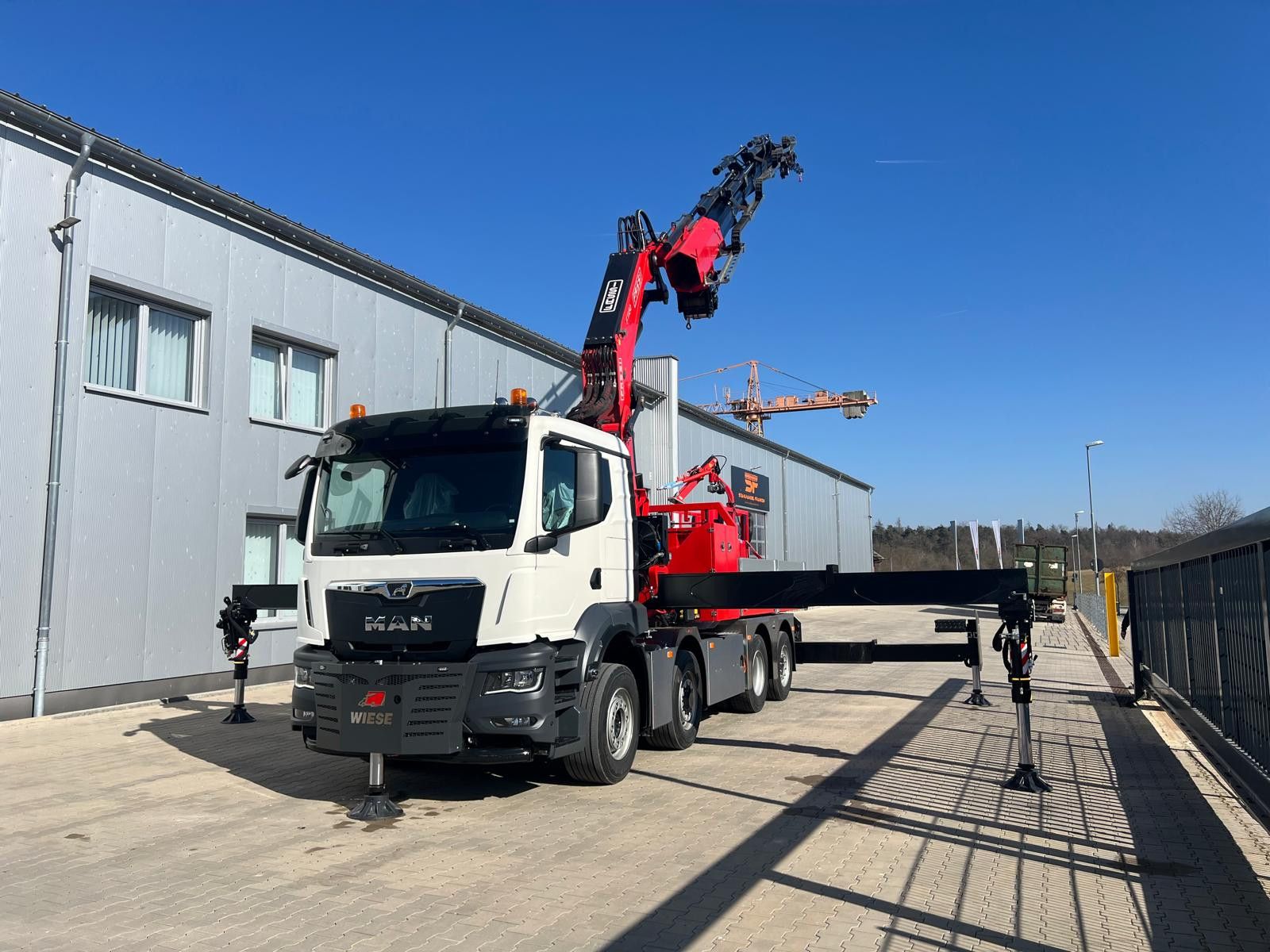Fahrzeugabbildung MAN MAN 8x4 mit F1150RA.2.28 L616 Winde, 2.per. Korb