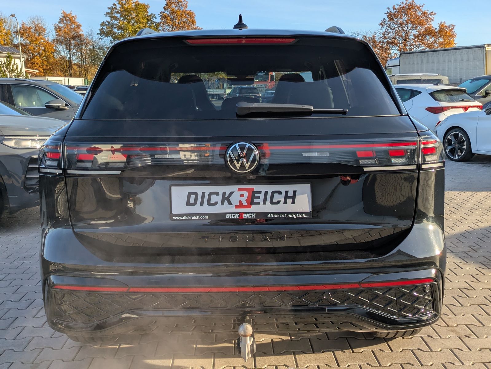 Fahrzeugabbildung Volkswagen Tiguan 2.0TDI R-Line 4M Pano Black Matrix AHK 20