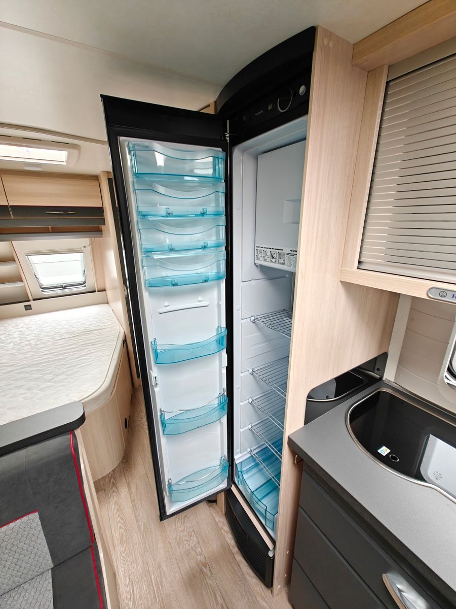 Fahrzeugabbildung Hobby De Luxe Edition 650 KMFe - Etagenbetten, 2x Sitz