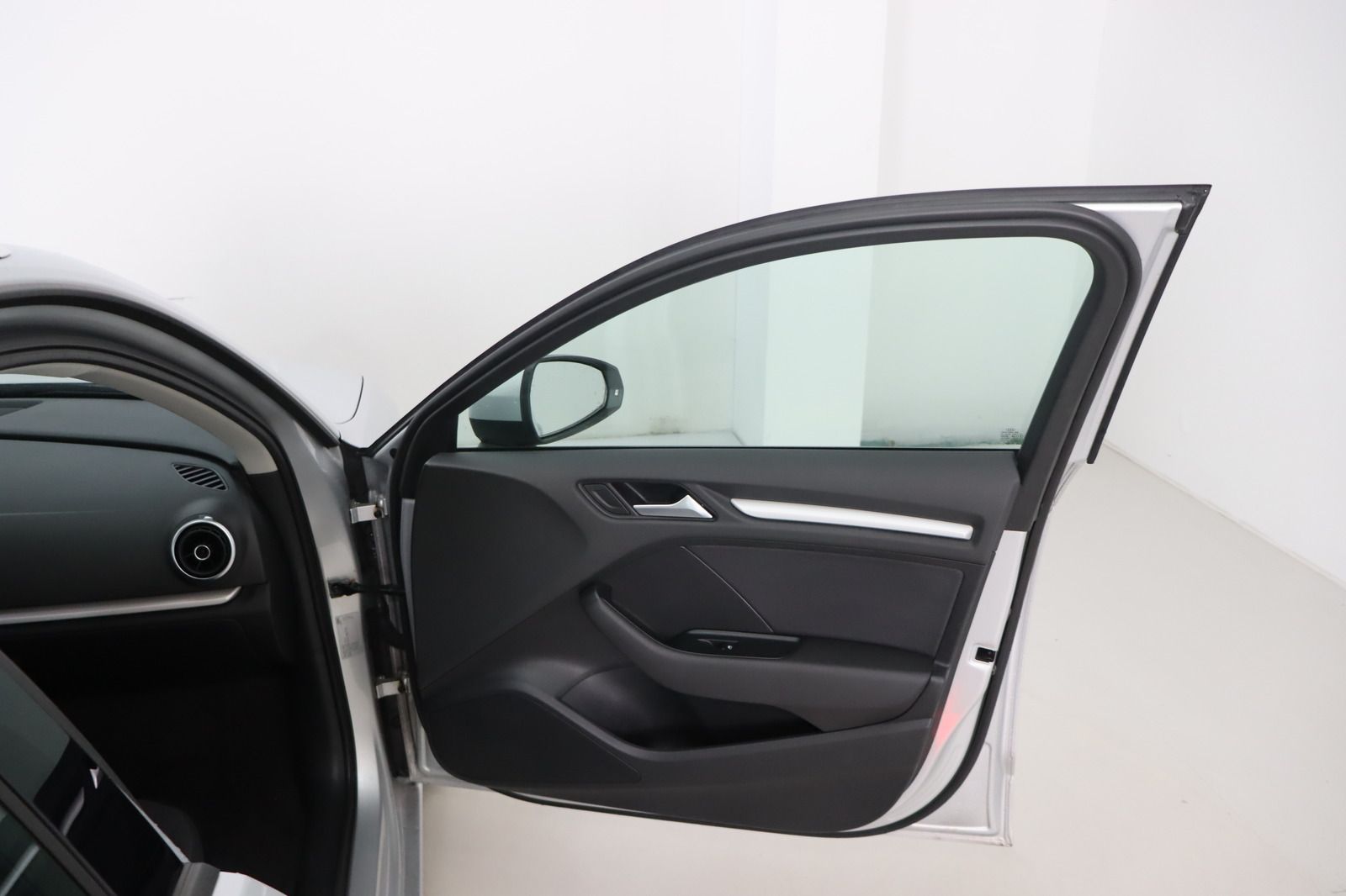 Fahrzeugabbildung Audi A3 1.4 TFSI Ambiente Sportback * Navi * Bi-Xenon