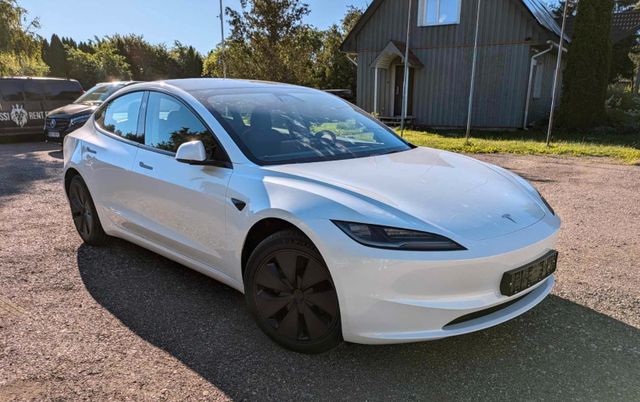 Tesla Model 3 Allradantrieb mit Dualmotor Performa...