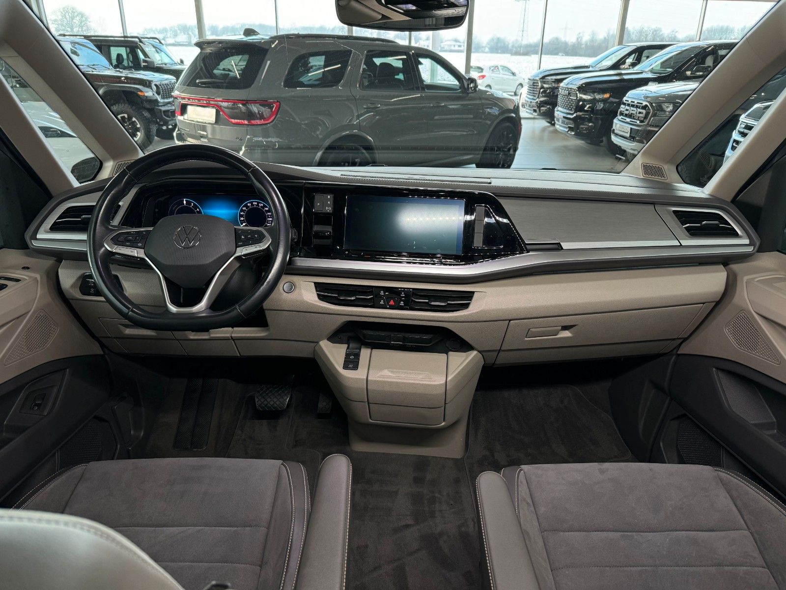 Fahrzeugabbildung Volkswagen T7 Multivan LANG 1.4 TSI eHybrid Life "AHK PANO"
